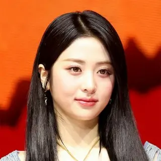 HUH YUNJIN（LE SSERAFIM）